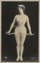 Ragazza con arco e freccia